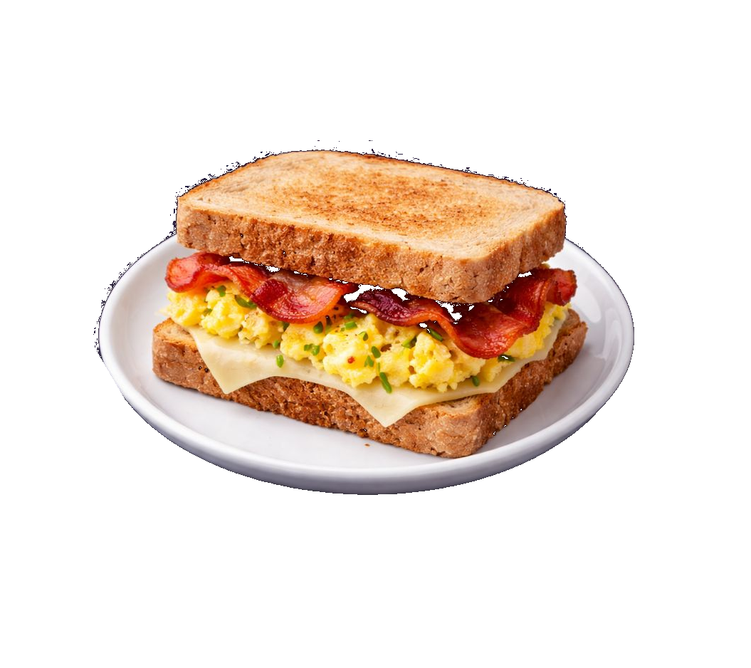 Sándwich integral de huevo revuelto, queso y bacon.